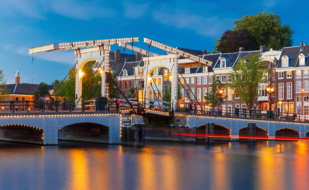 Magere Brug over Amstel River