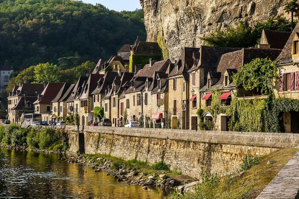 Village and Dordogne river