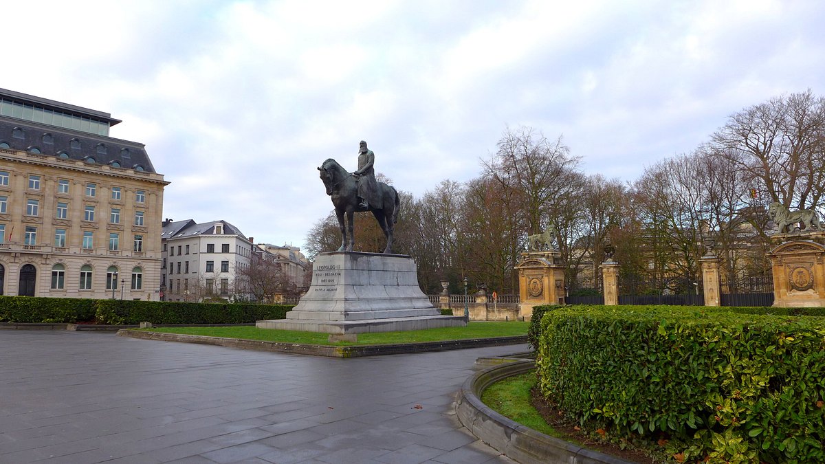 Colonial Buildings and Statue